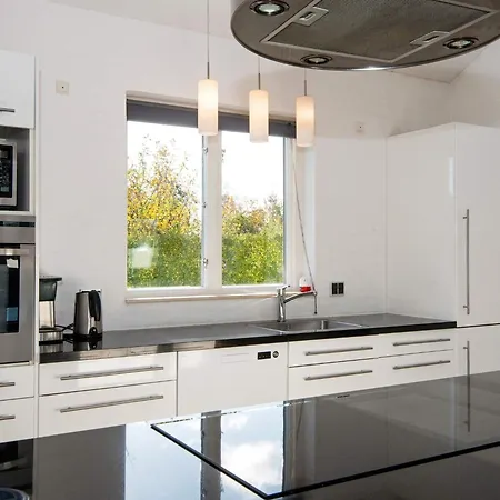 10 Person In Grenaa-by Traum
