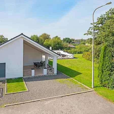 10 Person In Grenaa-by Traum